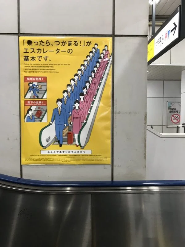 Japanese Escalator Etiquette -2