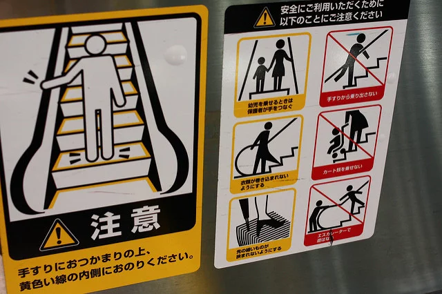 Japanese Escalator Etiquette -1